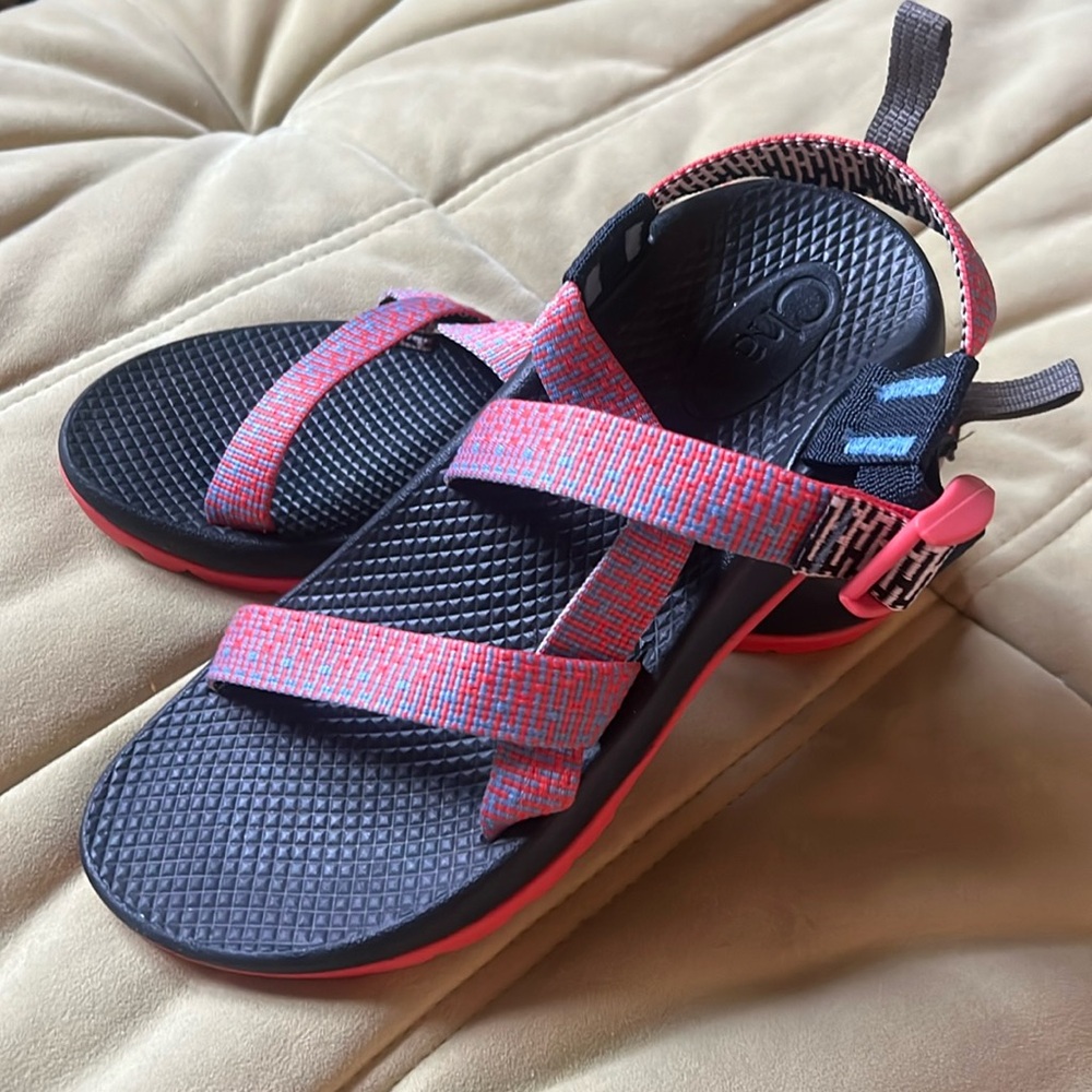 Chaco's Women navy and coral sandals like new size 5